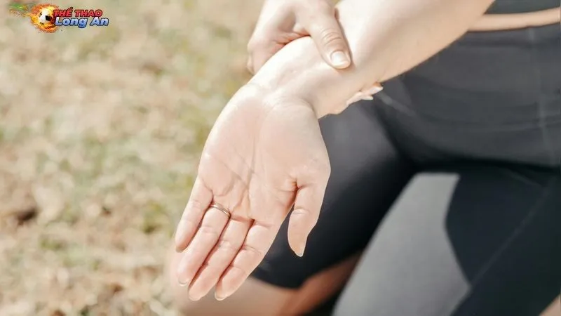 Chấn thương cổ tay khi chơi cầu lông – Giải pháp hiệu quả cải thiện 2025